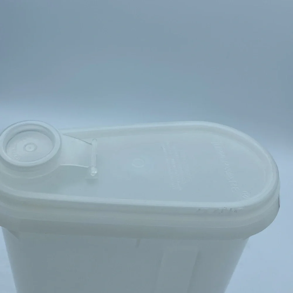 VTG Tupperware store n pour beverage buddy pitcher 1 quart white #792-2